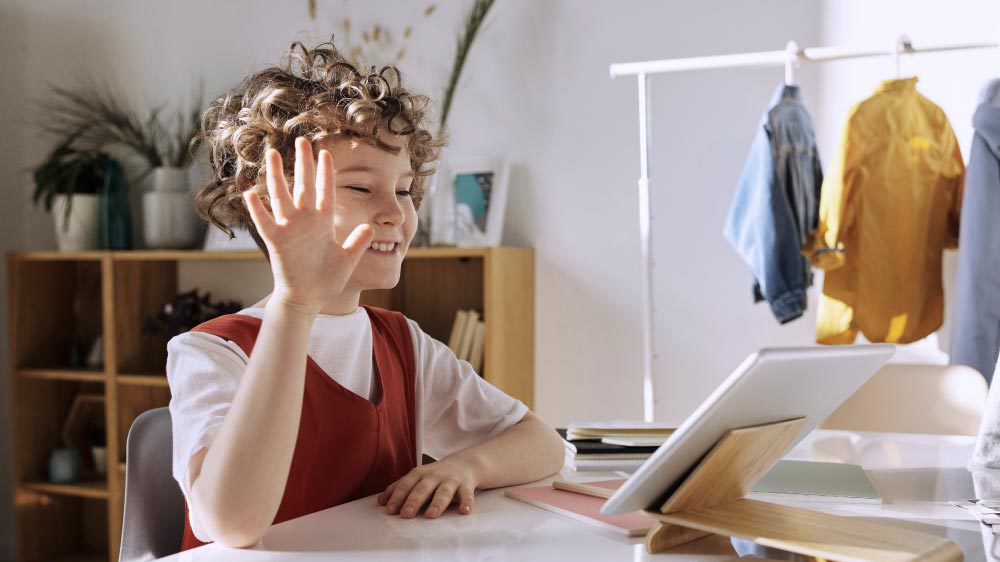 Tutoria com aluno participando de forma online através de dispositivo móvel.
