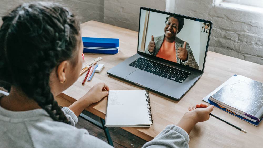 tutoria online, com tutora e aluna interagindo.