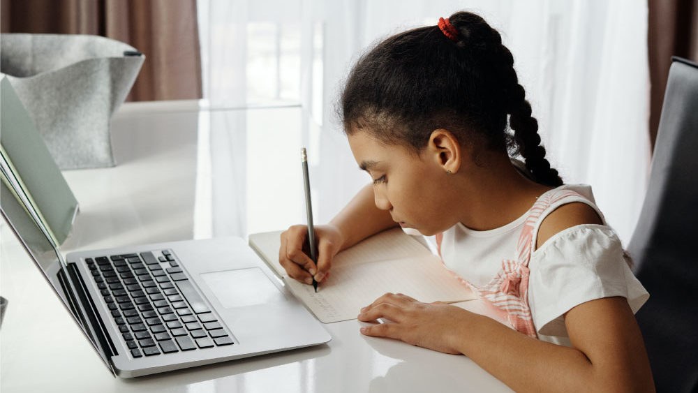 aluna estudando com novas tecnologias na educação