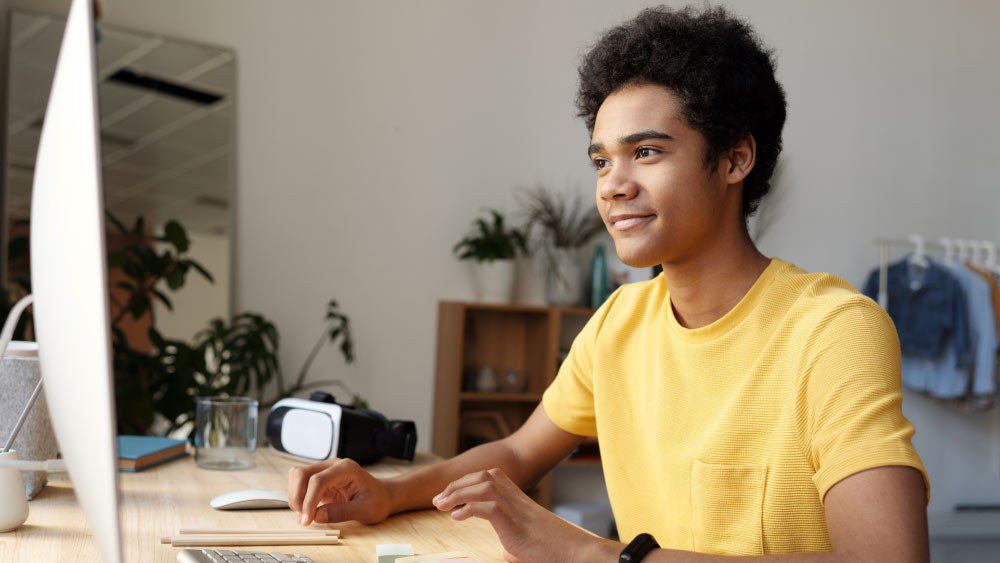 aluno engajado com novas tecnologias na educação