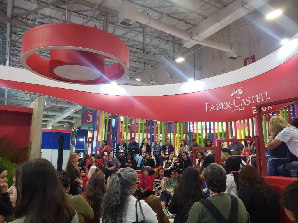 Palestra acontecendo no estande da Faber- Castell na Bett Brasil 2023