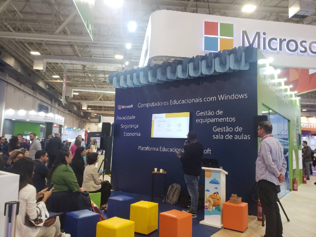 Palestra sobre tecnologia educacional no estande da Microsoft Education na Bett Educar 2023